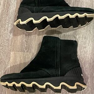 Sorel Kinetic Black Suede Faux Fur Winter Boots Waterproof Short Bootie Size 6.5